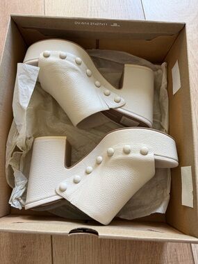 Dolce Vita Womens Cream Platform Slide Sandals with Stud Detail